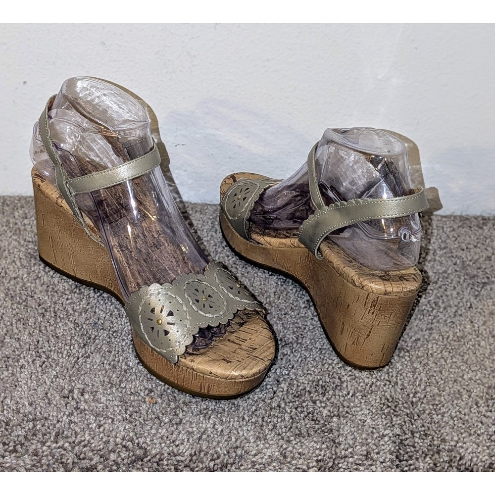 Easy Spirit Esmarvela Wedge Sandals Gold Metallic Laser Cut Cork Footbed 8M
